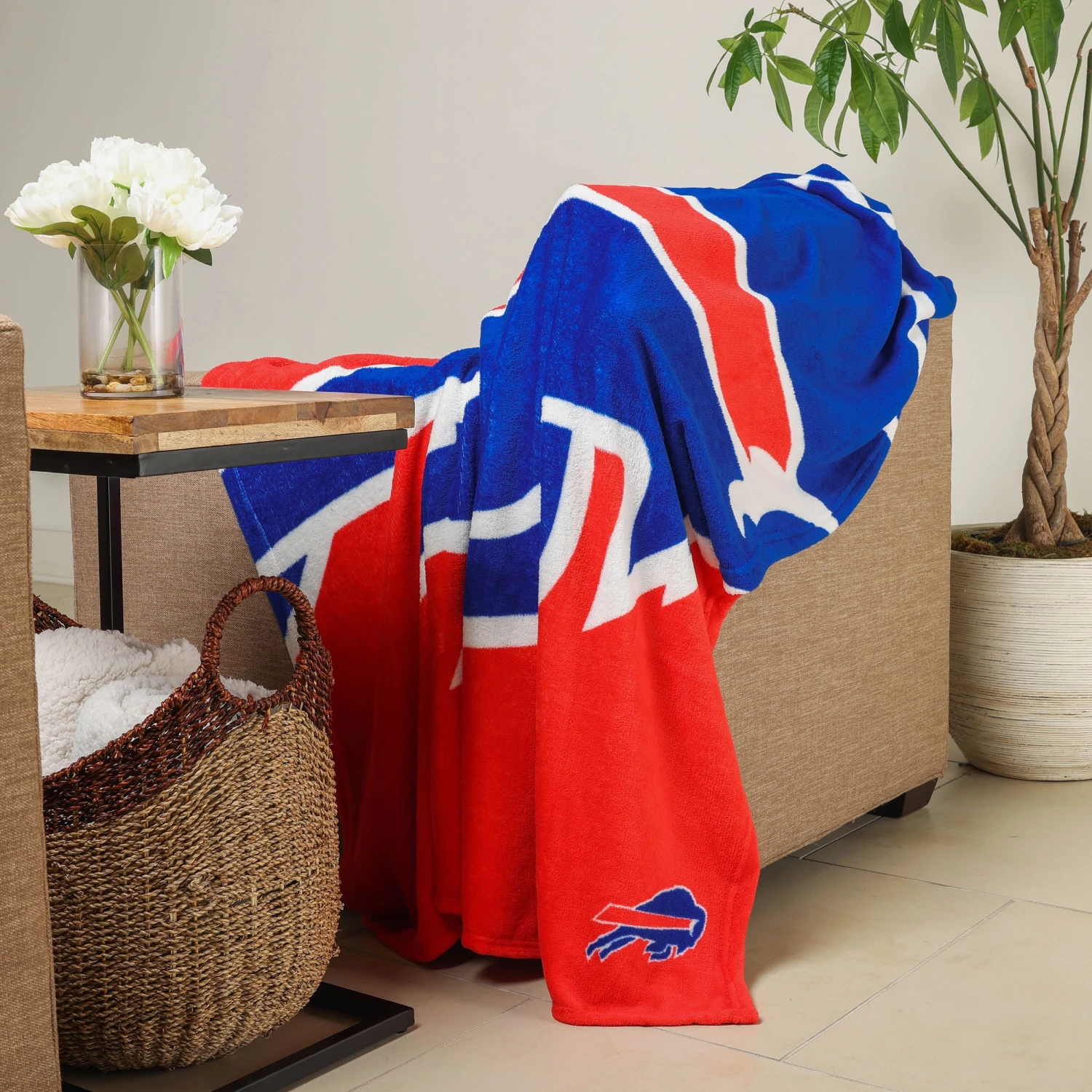 FOCO Buffalo Bills Supreme Slumber Plush Throw Blanket 4 FOCO Buffalo Bills Supreme Slumber Plush Throw Blanket - Image 2