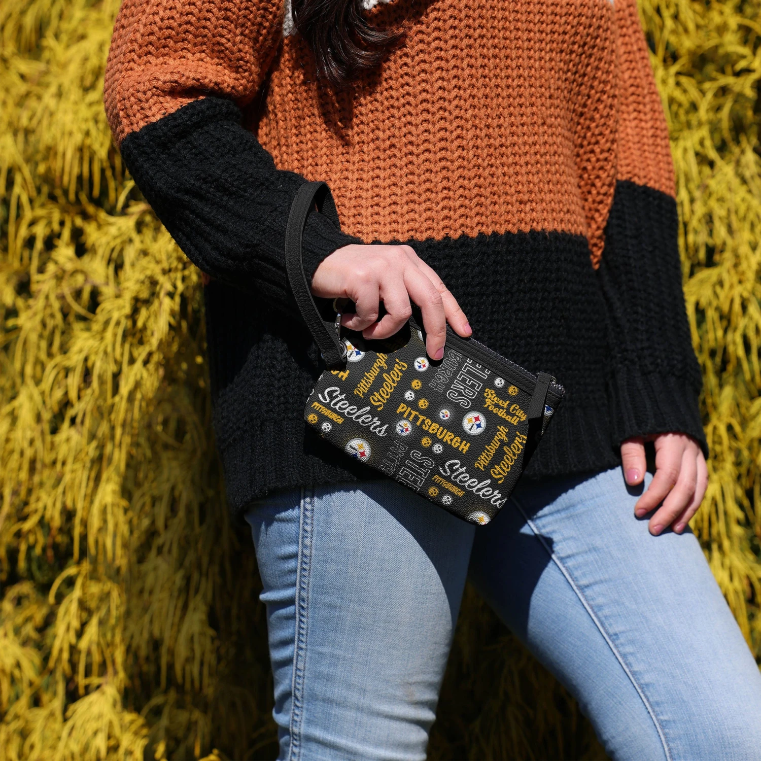 FOCO Pittsburgh Steelers Spirited Style Printed Collection Repeat Logo Wristlet 5 FOCO Pittsburgh Steelers Spirited Style Printed Collection Repeat Logo Wristlet - Image 3